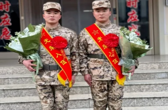 孪生兄弟同入伍共立功 双封喜报传家乡凤凰网甘肃_凤凰网