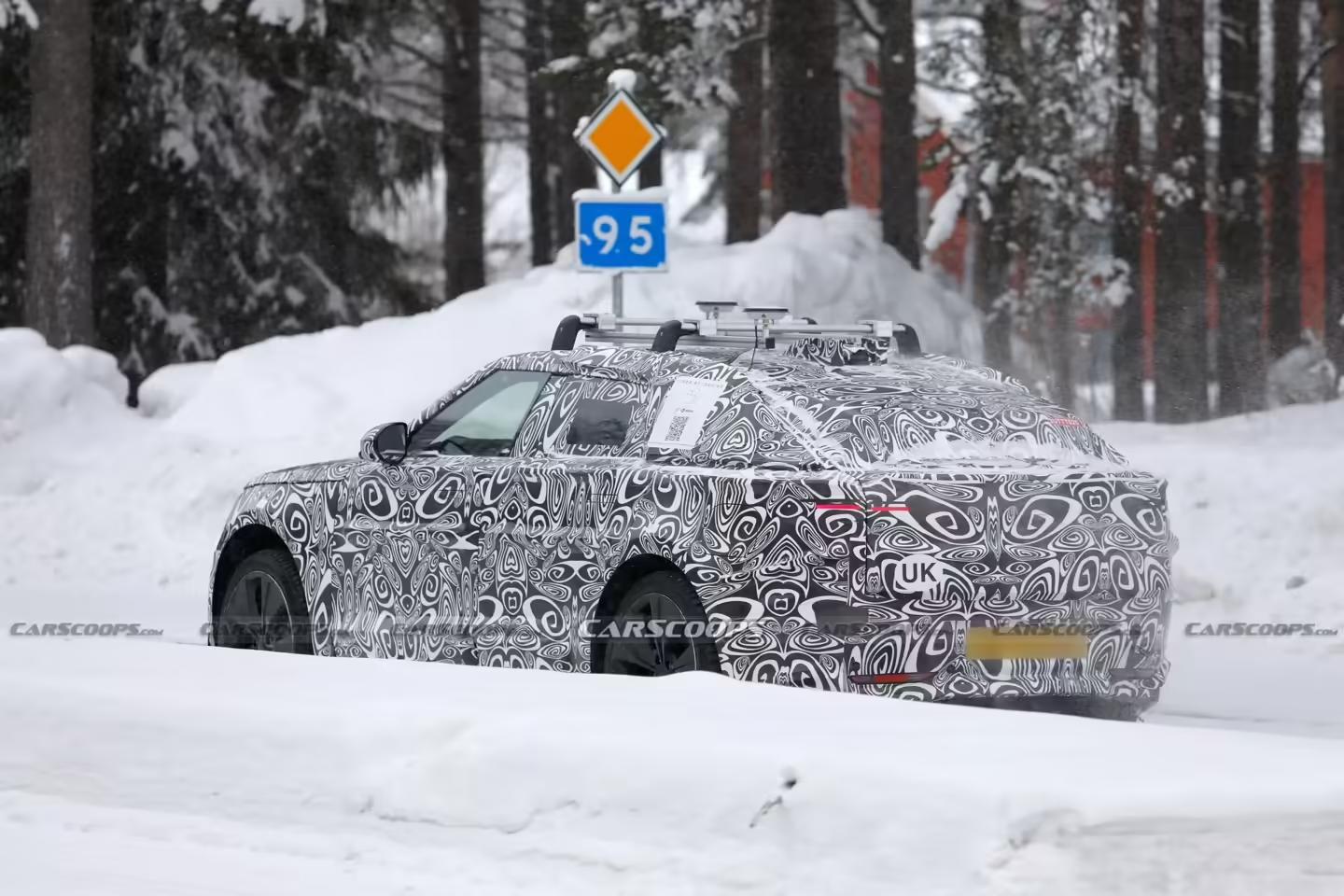 纯电版路虎揽胜星脉SUV路测图曝光:低趴车身、隐藏式门把手