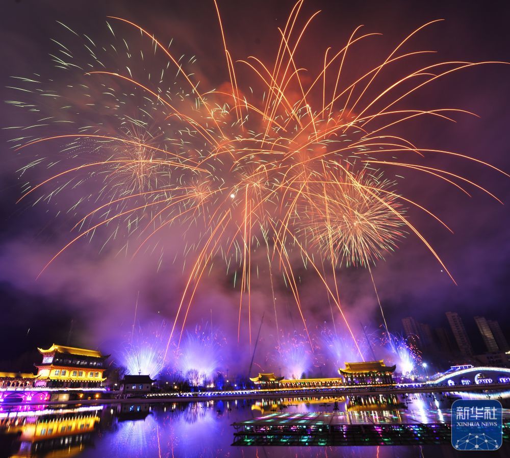 这是3月1日在甘肃省临夏回族自治州和政县拍摄的焰火表演　新华社发（史有东　摄）