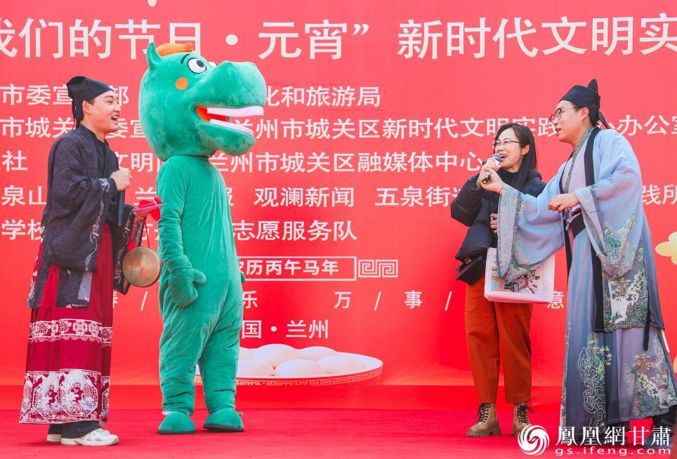 “绿马”助阵,市民踊跃对诗互动。马瑞凡 摄