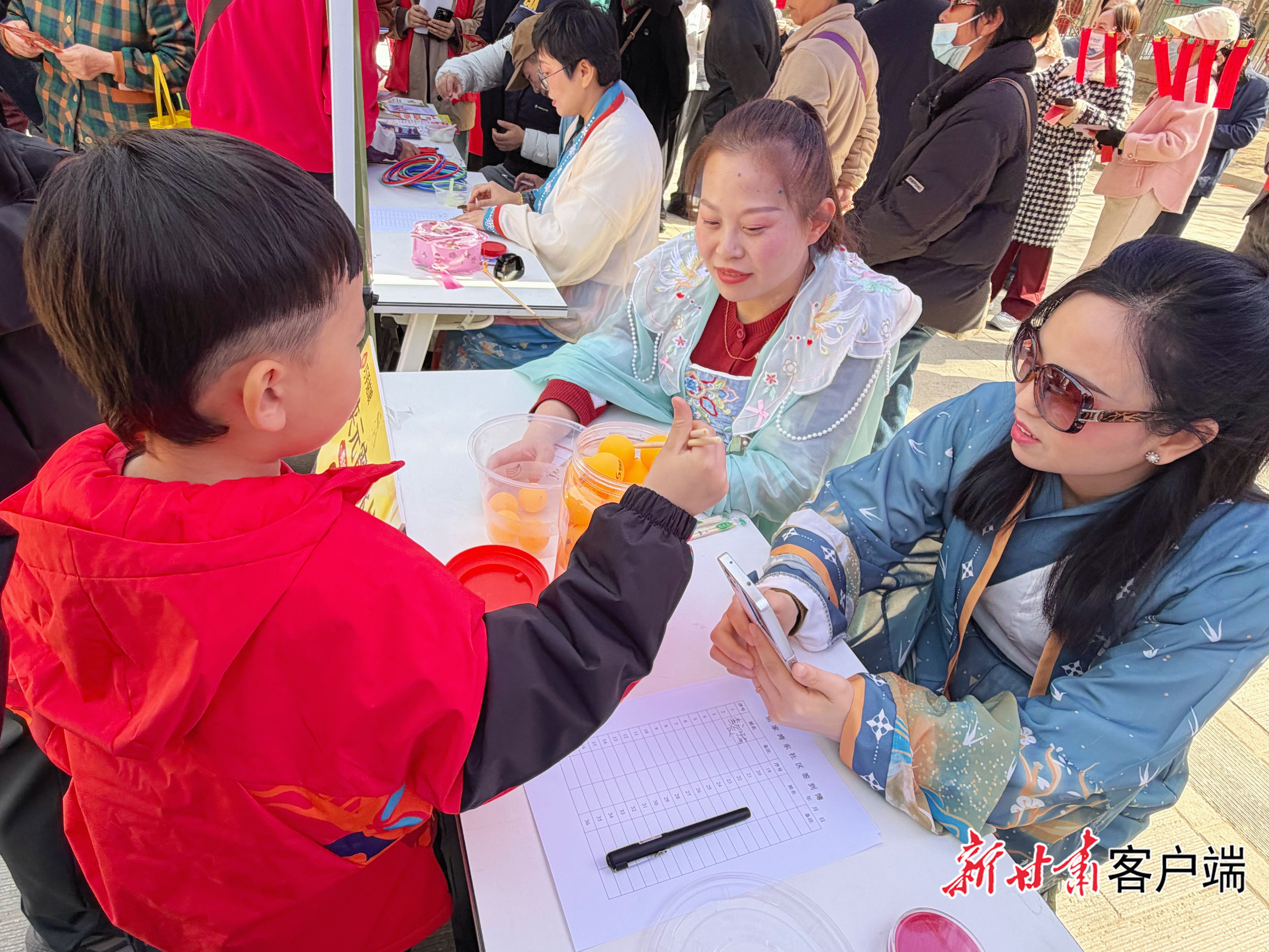 小朋友热情参与游戏