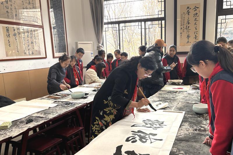 艺术家志愿者走进碑林区小雁塔小学，将优质文艺资源送到孩子们身边。（学校供图）