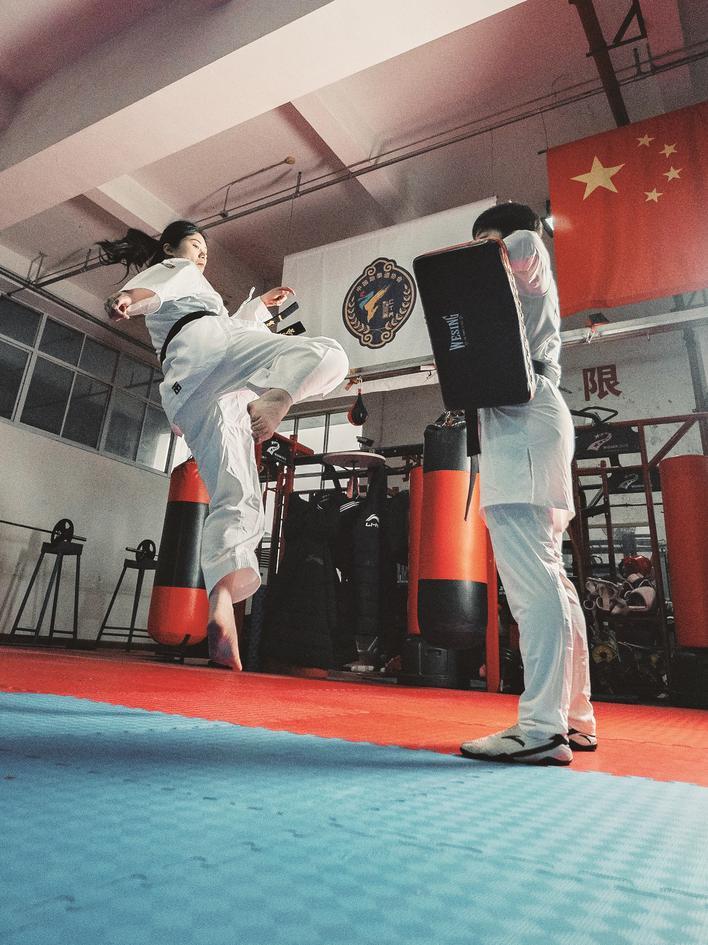 ◀许家敏(左)在训练中