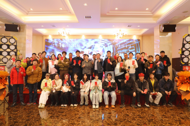 （参加开机仪式的人员合影）