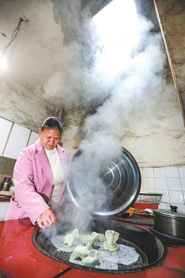 厨房里蒸灯粑。