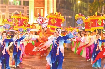 阳明路上，石城灯彩流光溢彩。