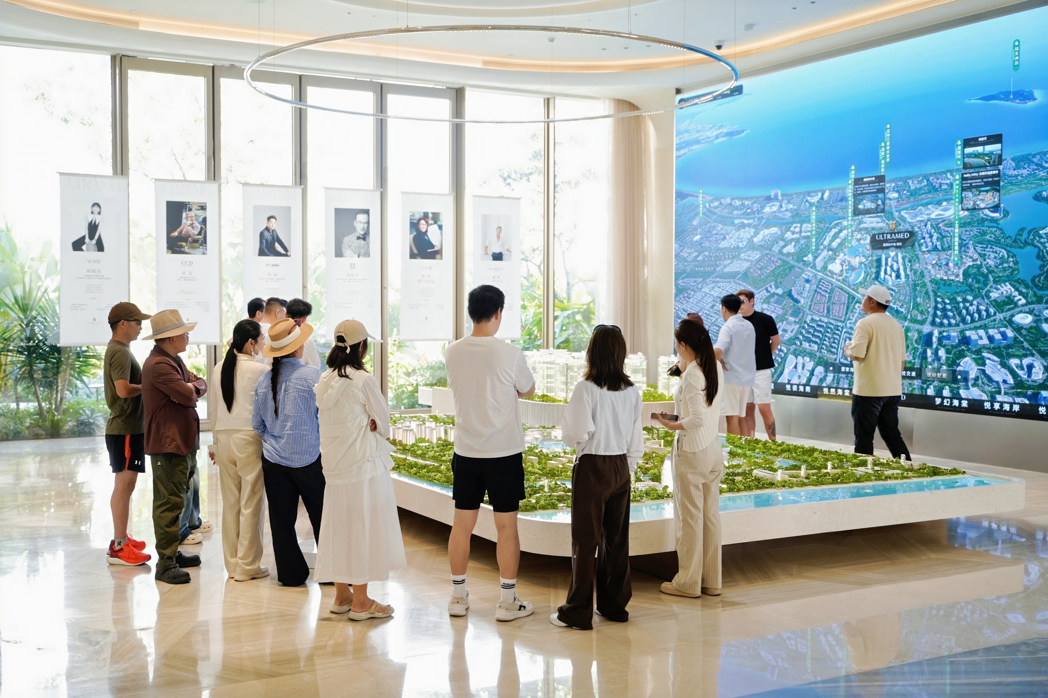 看房的客户。陈标志 摄.jpg