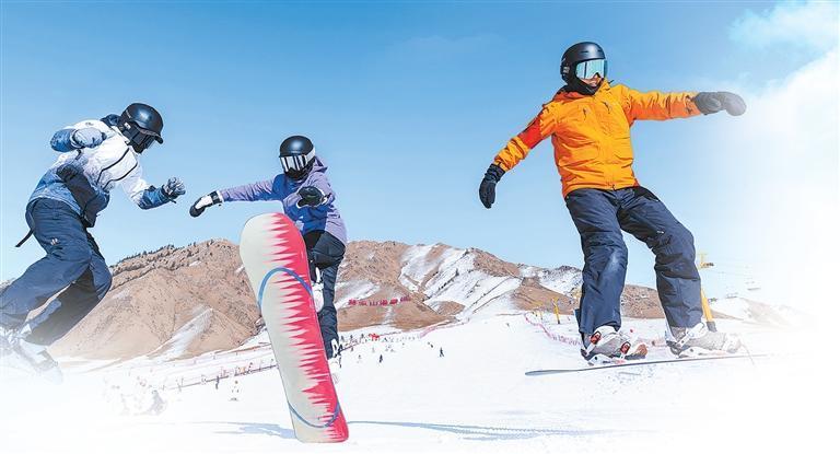 滑雪爱好者在滑雪场体验“速度与激情” 新甘肃·甘肃日报通讯员 杨潇