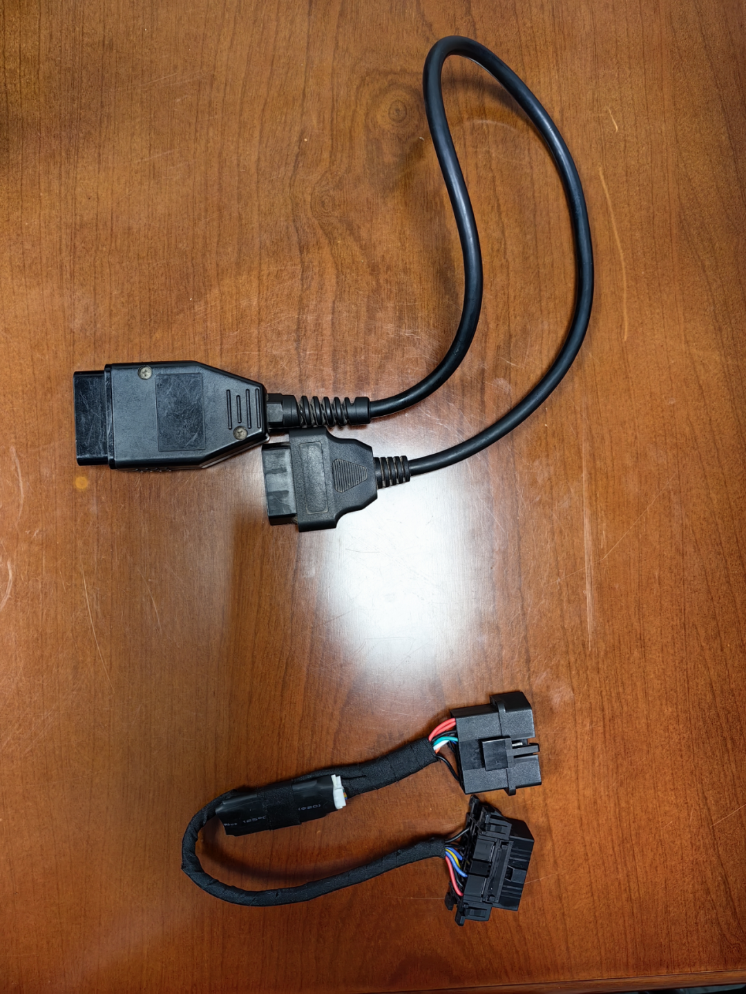 现场检查发现两根OBD作弊器