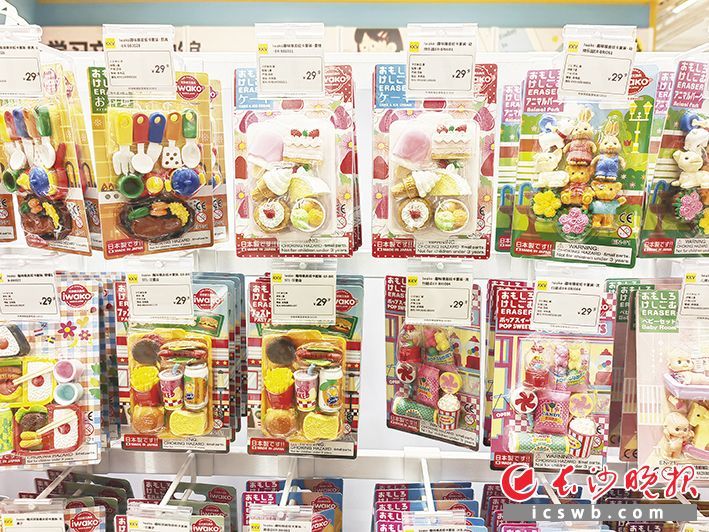 一家学校周边文具店里，各式卡通造型的橡皮。长沙晚报全媒体记者 刘捷萍摄