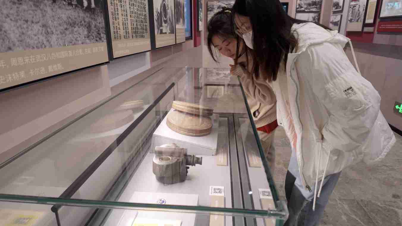 纪录片《从珞珈到延安》创作者、武汉大学新闻与传播学院大三学生刘衍希、张嘉静,在八路军武汉办事处旧址纪念馆观看和伊文思同型号的摄影机。刘蓓蓓 供图