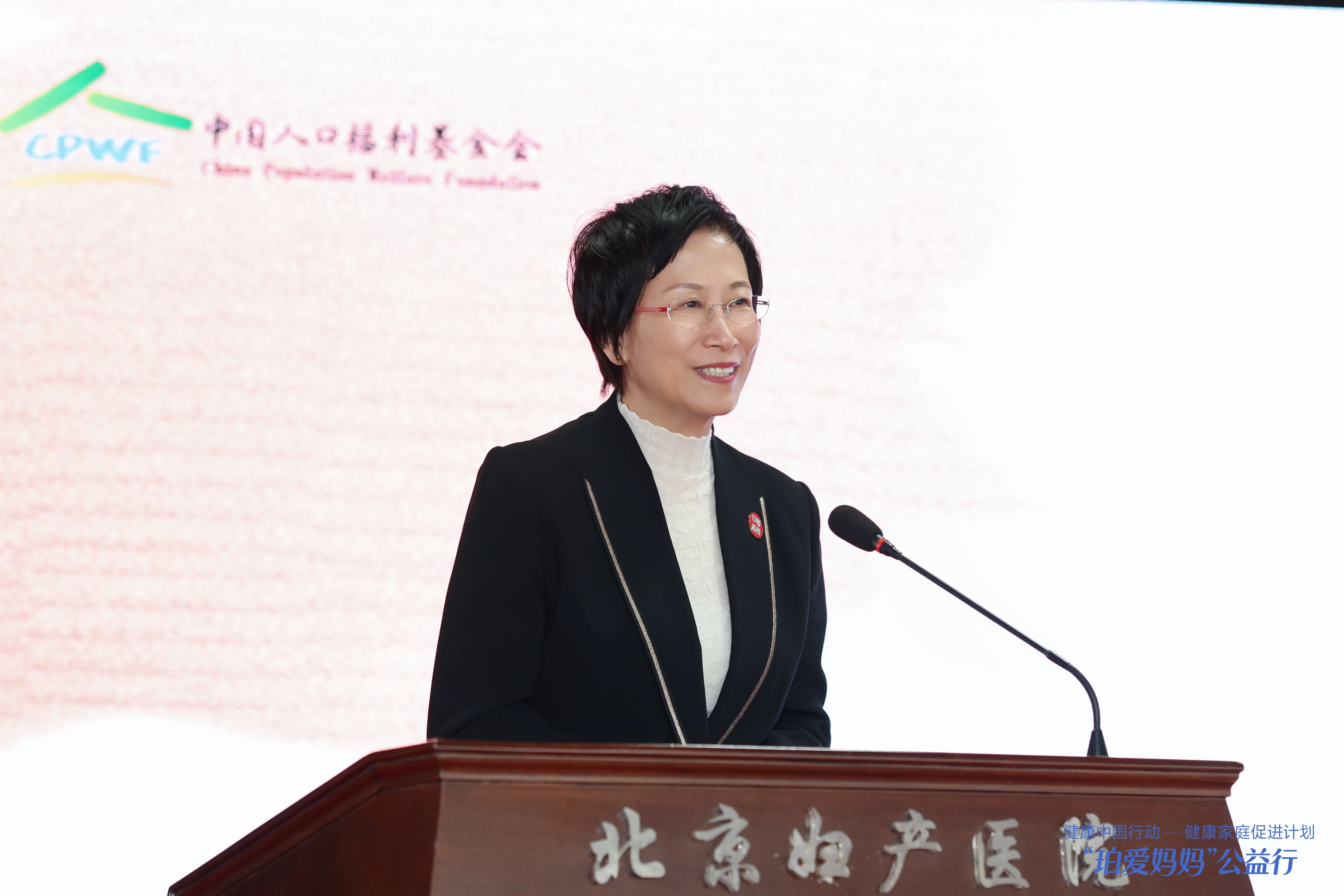 中国香料香精化妆品工业协会理事长、医学博士颜江瑛