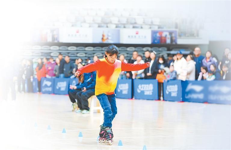 2025年甘肃省第十三届大众轮滑锦标赛上全神贯注的小选手 甘肃省轮滑运动协会供图