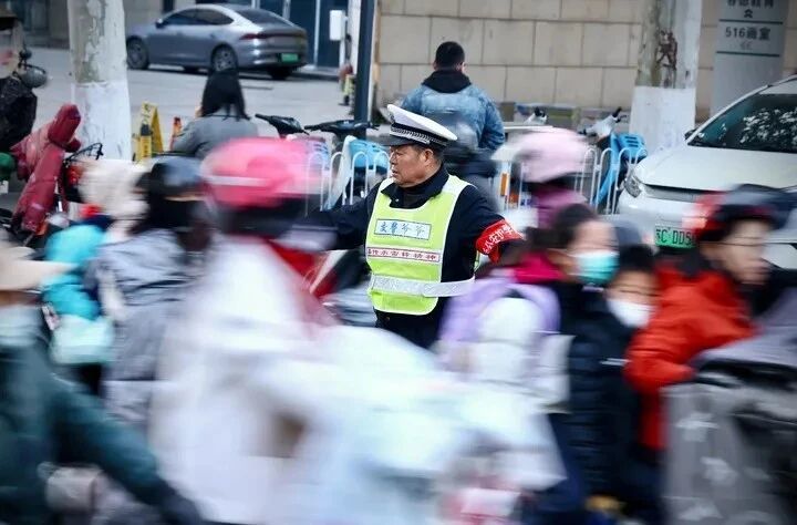 在徐州云龙，这一句“可以过了”，他喊了17年