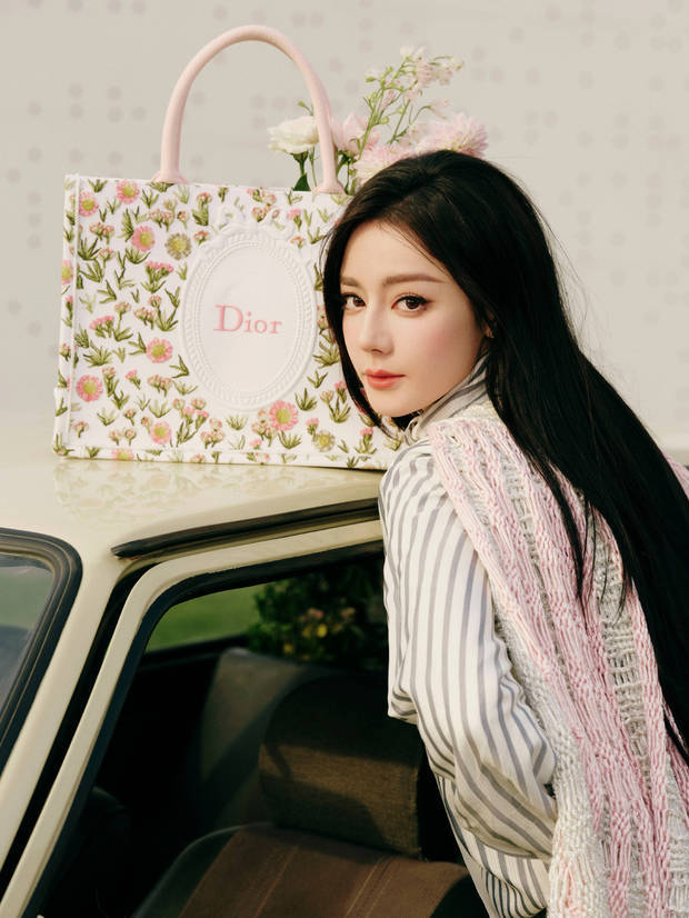 迪丽热巴回眸浅笑，温柔又甜美。