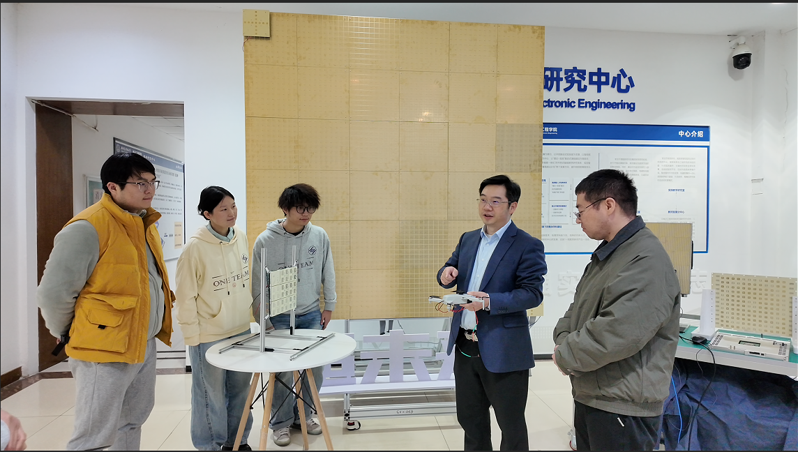 李龙教授在介绍其团队的研究内容。受访团队供图