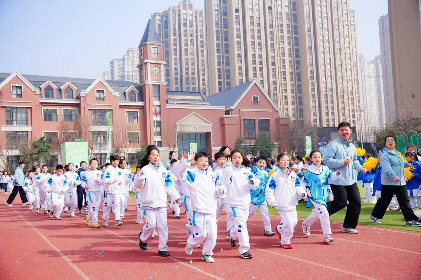西安市曲江第二学校“跑起来 向春天”第二届校园微马活力开跑（学校供图）