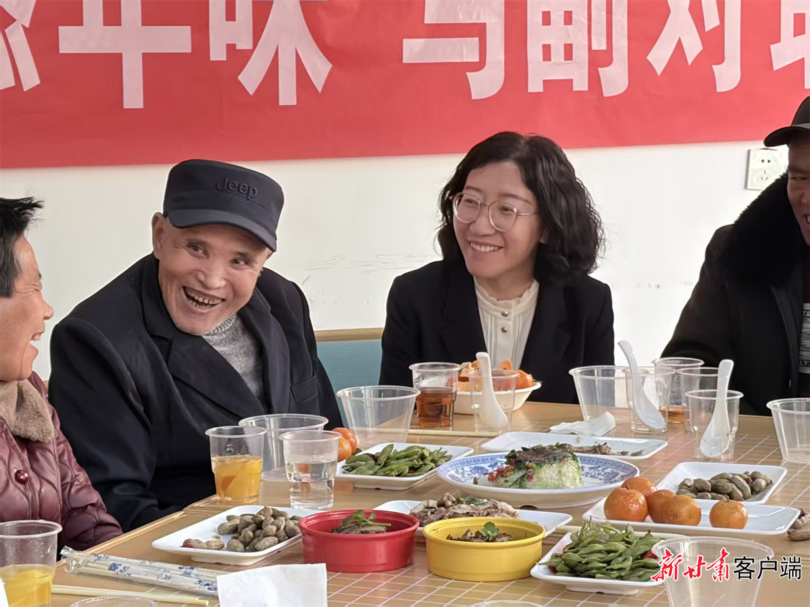 赵振香代表在养老服务中心和老人们一起过年　图片由受访者提供