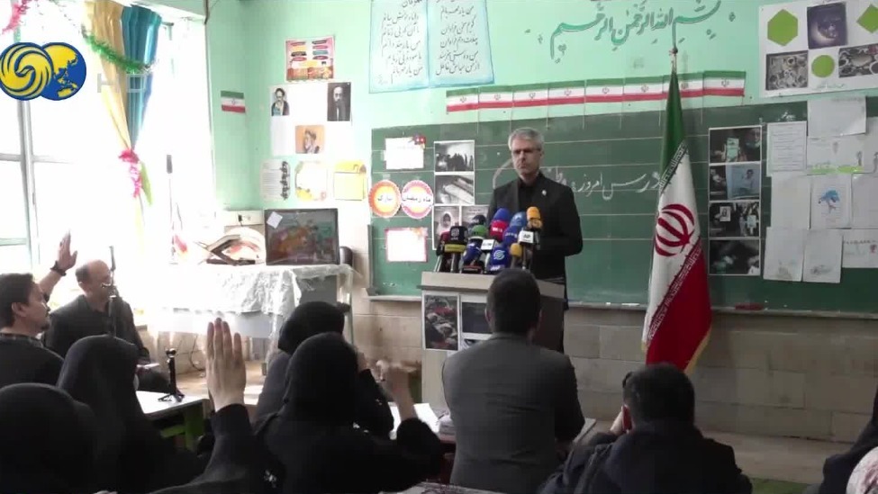 在教室中召开新闻发布会，凤凰女记者提问伊朗外交部发言人