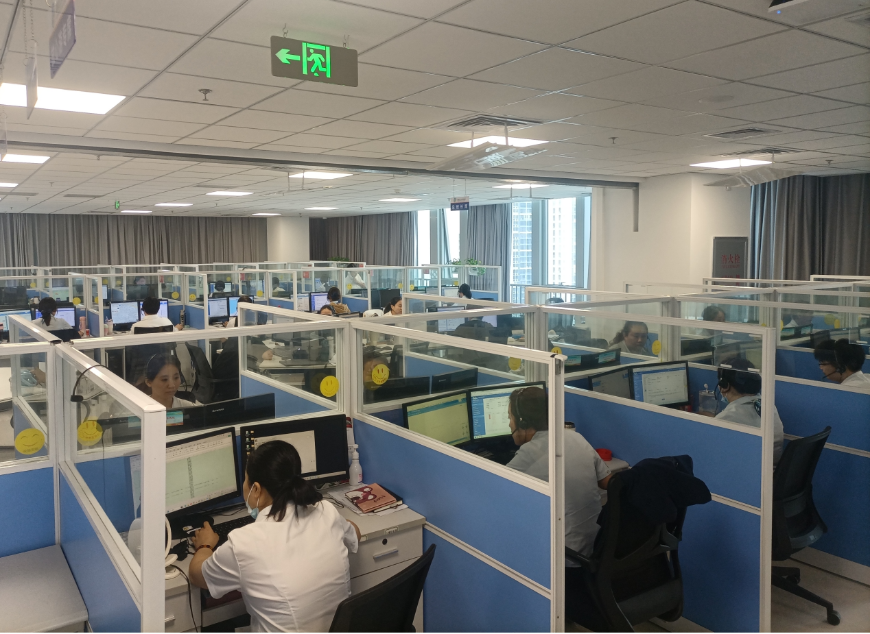图为话务员正在受理群众诉求