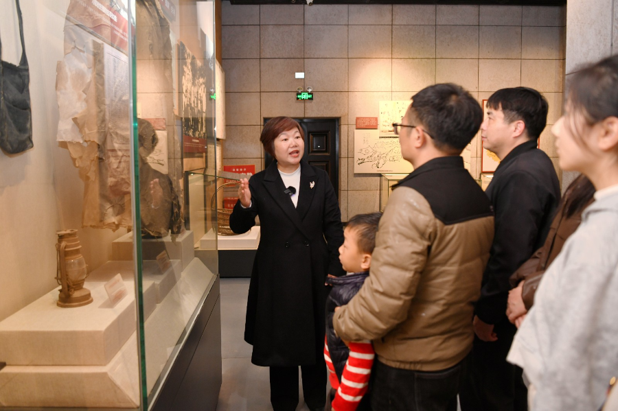 钟敏向游客讲述《一件羊皮袄》的红色故事。