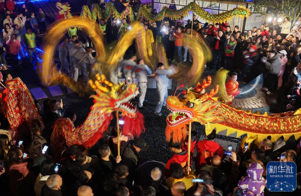 2月27日，人们在湖南省衡阳市衡阳县西渡镇梅花村舞龙迎接元宵节（无人机照片）。新华社发（曹正平　摄）