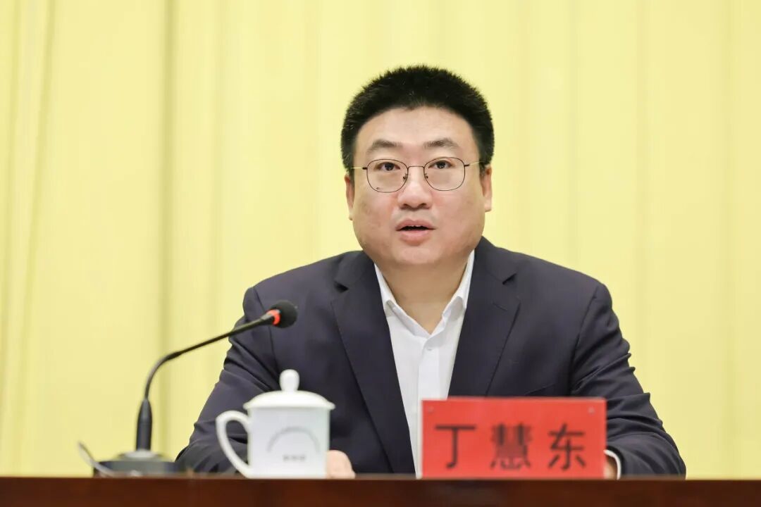 净月高新区党工委副书记、管委会主任丁慧东主持会议。