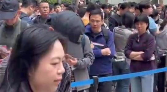 腾讯大厦外摆摊免费帮装龙虾，深圳人民还是太上进了