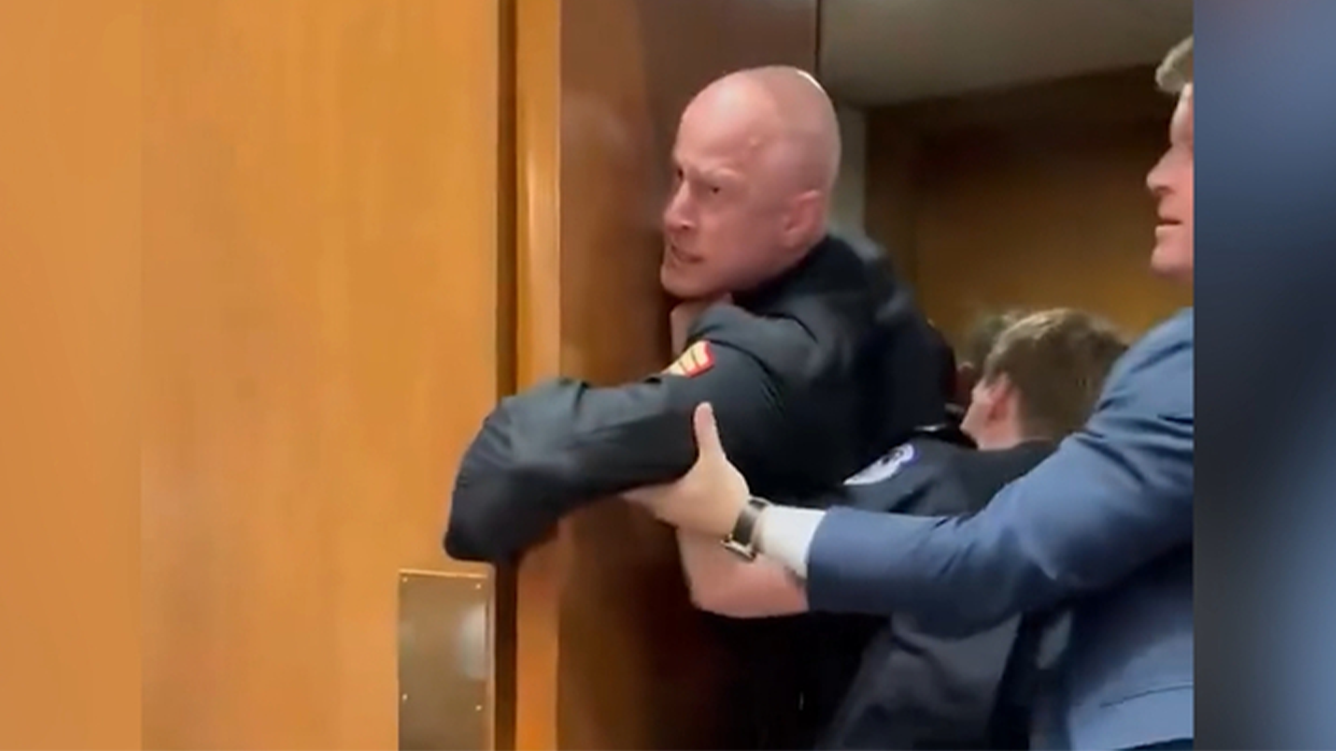 美退役军人在国会高喊“没人愿为以色列而战”，遭安保人员暴力拉拽，胳膊疑似被扯断