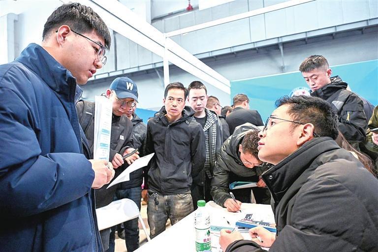企业招聘人员为求职者答疑