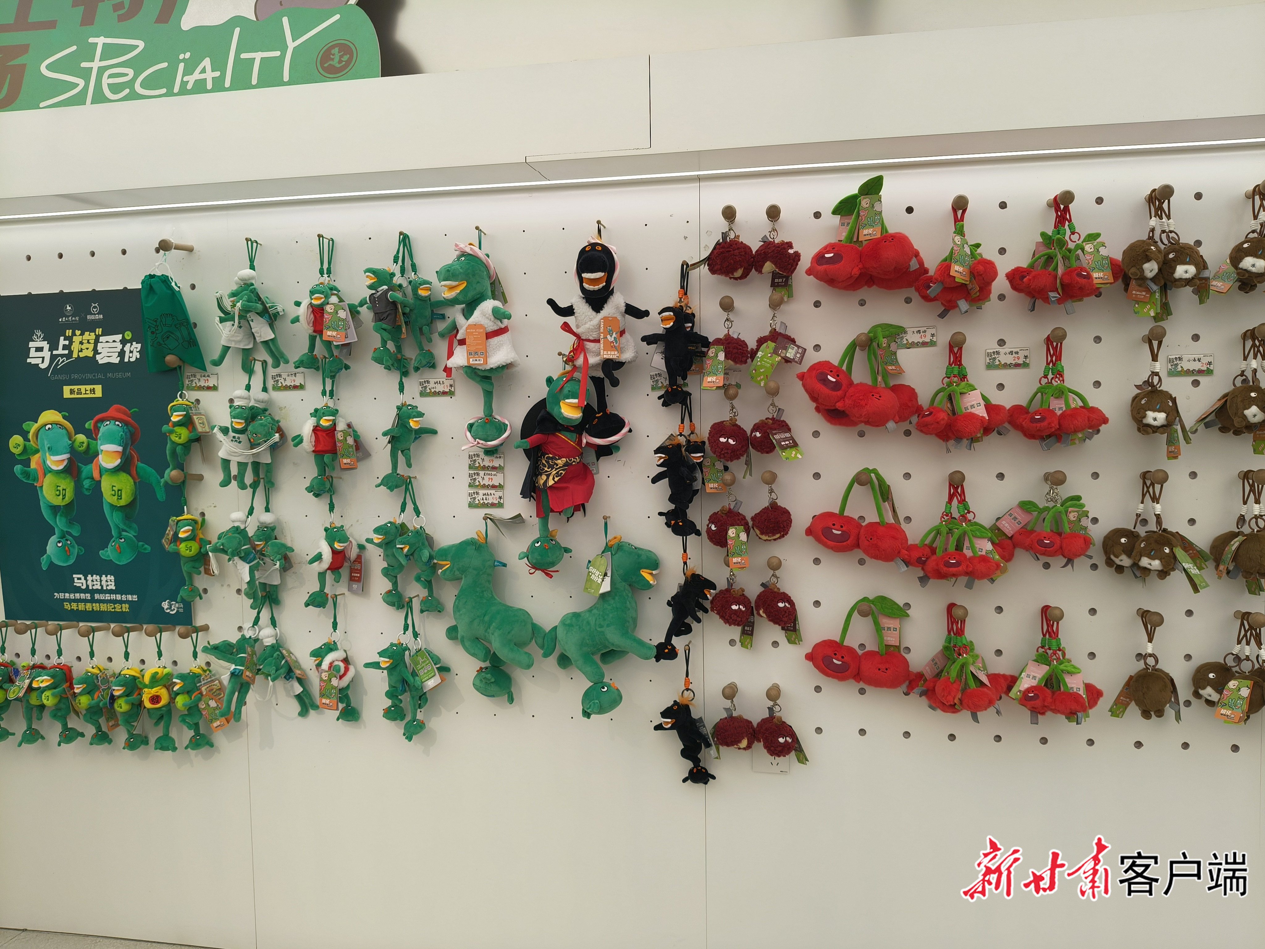 省博物馆文创生活馆墙面上挂着各式包挂