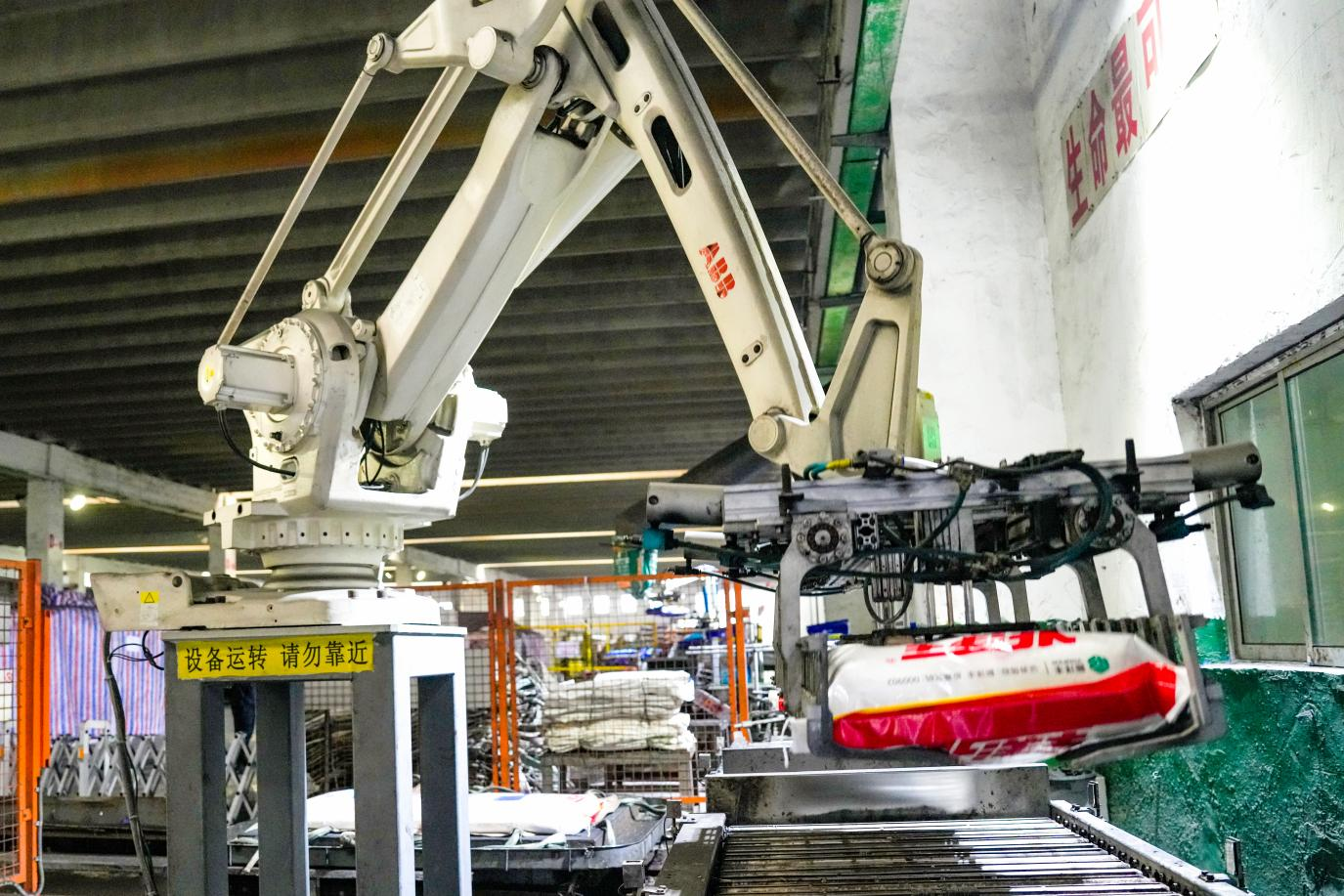 江西新洋丰肥业有限公司生产车间一片繁忙