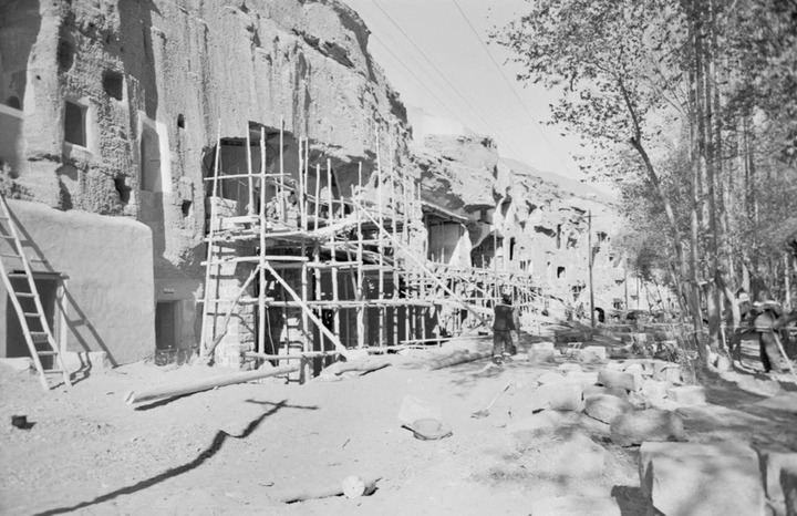 工作人员对莫高窟部分洞窟进行加固施工(1964年7月8日摄) 敦煌研究院供图