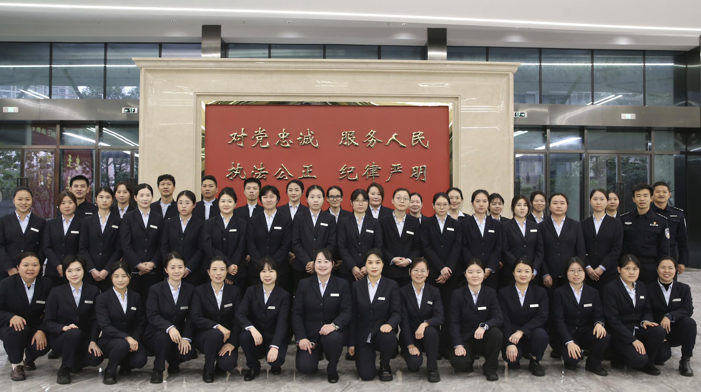 玫瑰铿锵 绽放“声命线”  深圳110接警中心荣膺全国“巾帼文明岗”