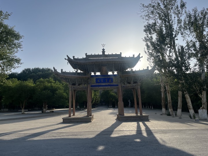 莫高窟大牌坊(资料照片) 新华每日电讯记者 张玉洁 摄