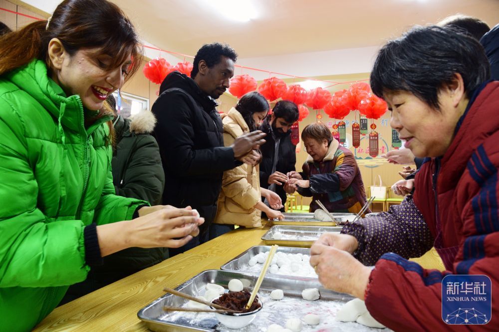 3月2日，江苏大学的外国留学生在江苏省镇江市与居民一起包元宵。新华社发（石玉成　摄）