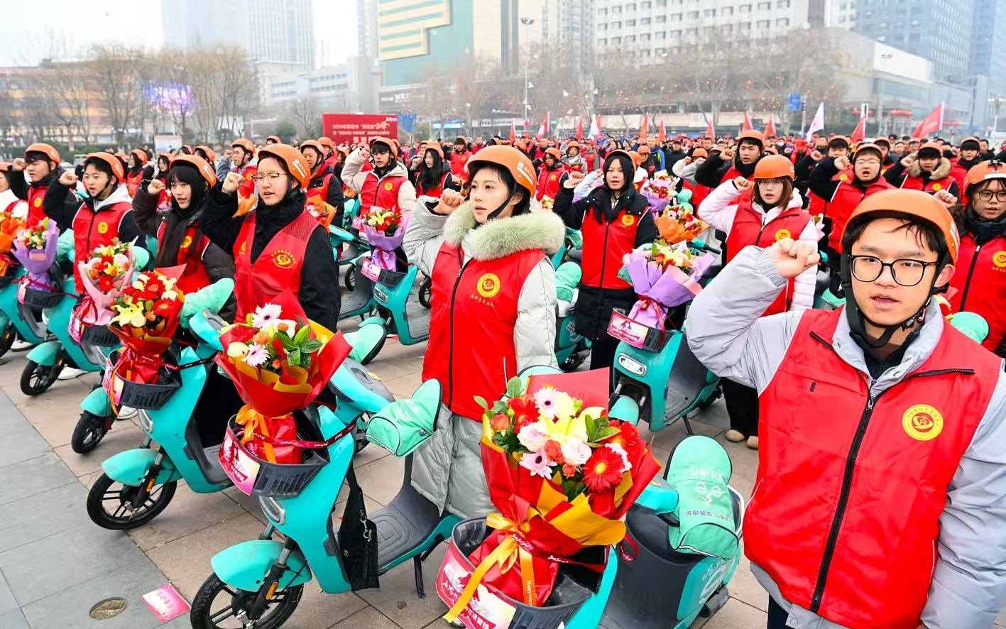 传承雷锋精神 共绘志愿底色 石家庄为千余名“身边雷锋”送鲜花