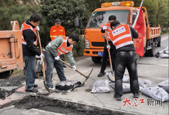 不怕脏、不怕累，分宜公路志愿者用汗水换来社区整洁、路面平整