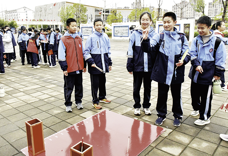 ▲南昌市外国语学校九龙湖初中部校区举办的古潮投壶活动吸引众多学生打卡。