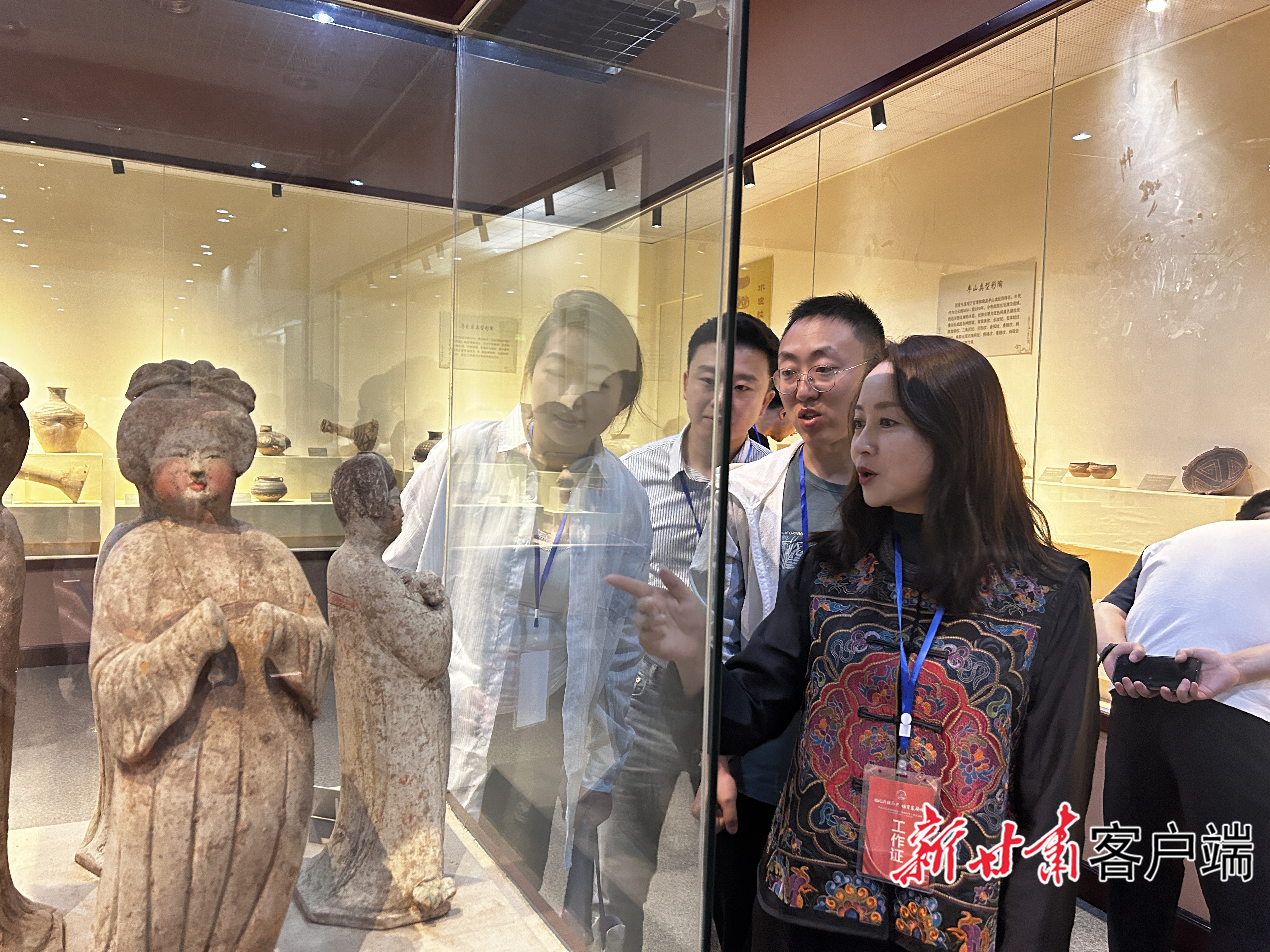 为讲解员介绍兰州大学博物馆馆藏侍女俑