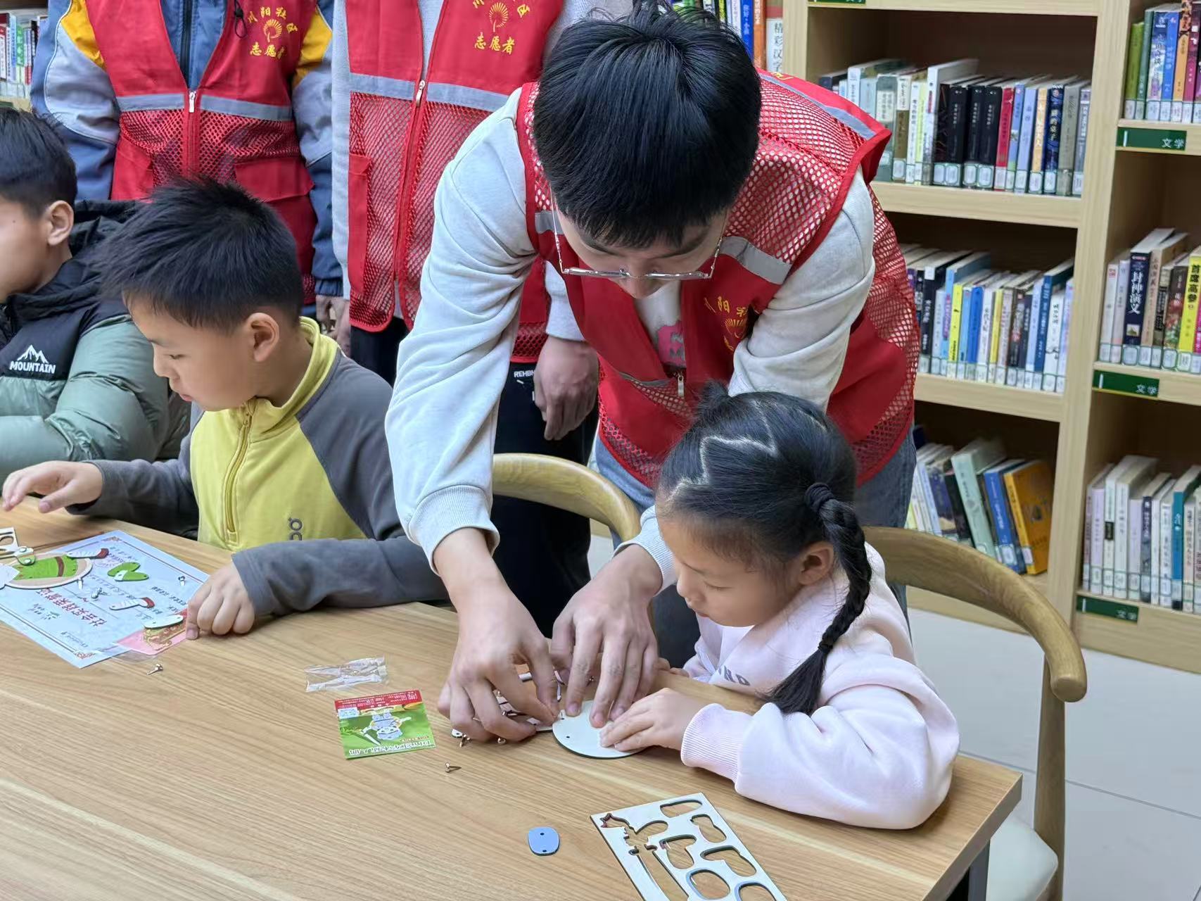 书香润心 木艺传情丨淄博经开区傅家镇川阳社区开展学雷锋主题活动