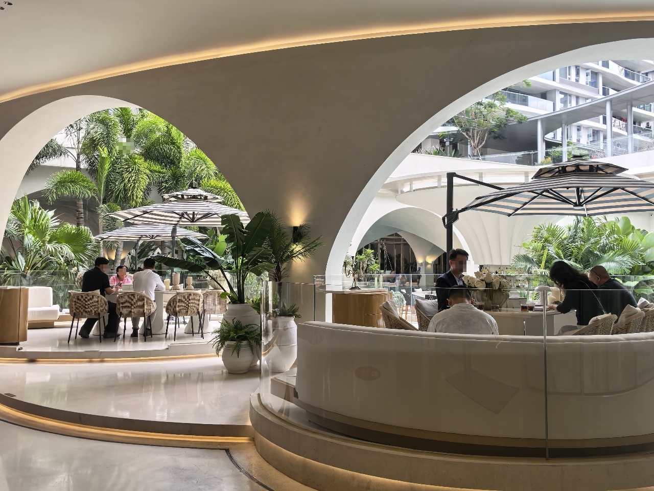 正在办理购房手续的客户。陈标志 摄.jpg