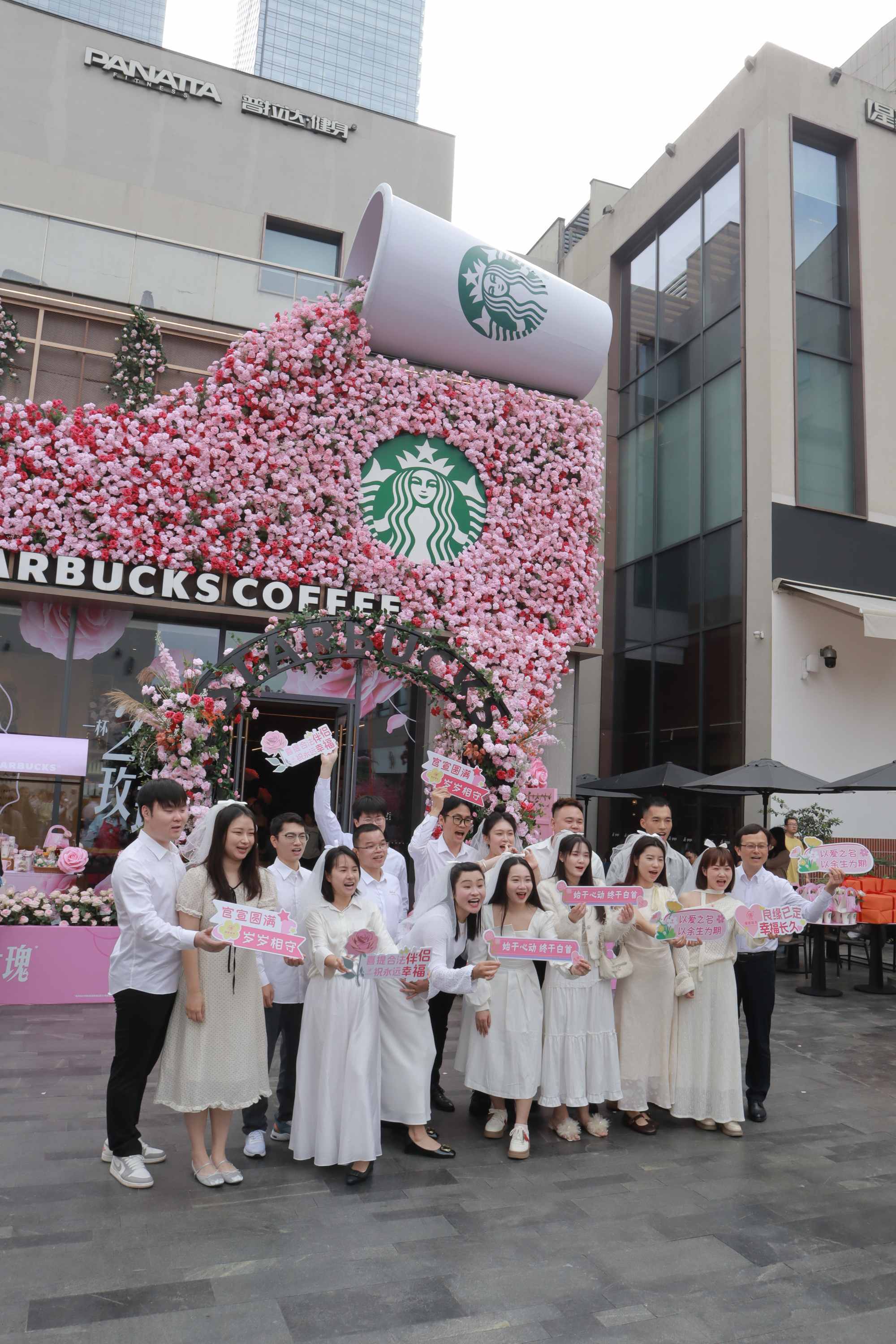 政企搭台共筑“玫瑰之约”，福田区为甜蜜经济注入首店首发新势能