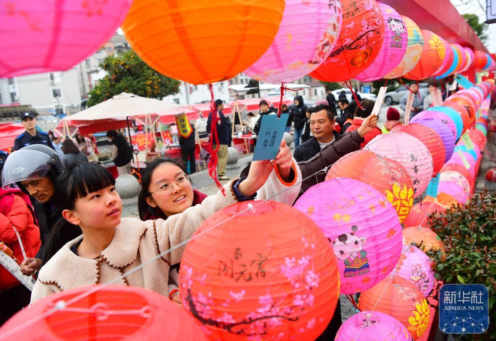 3月2日，人们在江苏省江阴市长泾镇举办的迎元宵活动上猜灯谜。新华社发（还月亮　摄）