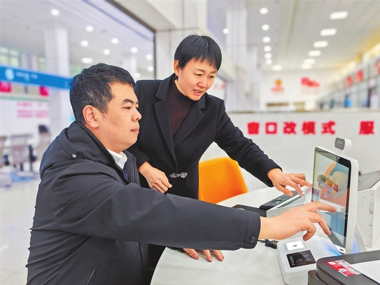 “无证明城市”自助终端前，居民“刷脸”办理业务。河南日报全媒体记者 马青竹 摄