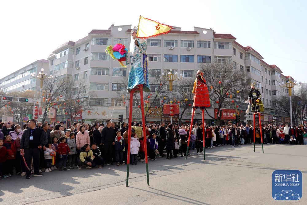 3月1日，甘肃省白银市会宁县会师镇北关社火队在会宁县城进行高跷巡演。新华社发（常琦彪　摄）