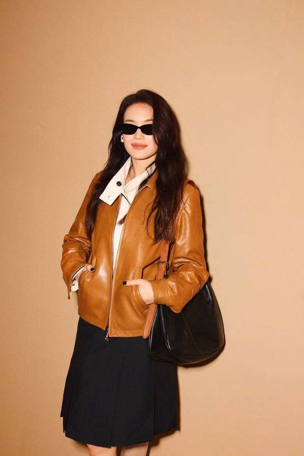 舒淇手插口袋，酷飒又干练的时尚气场。