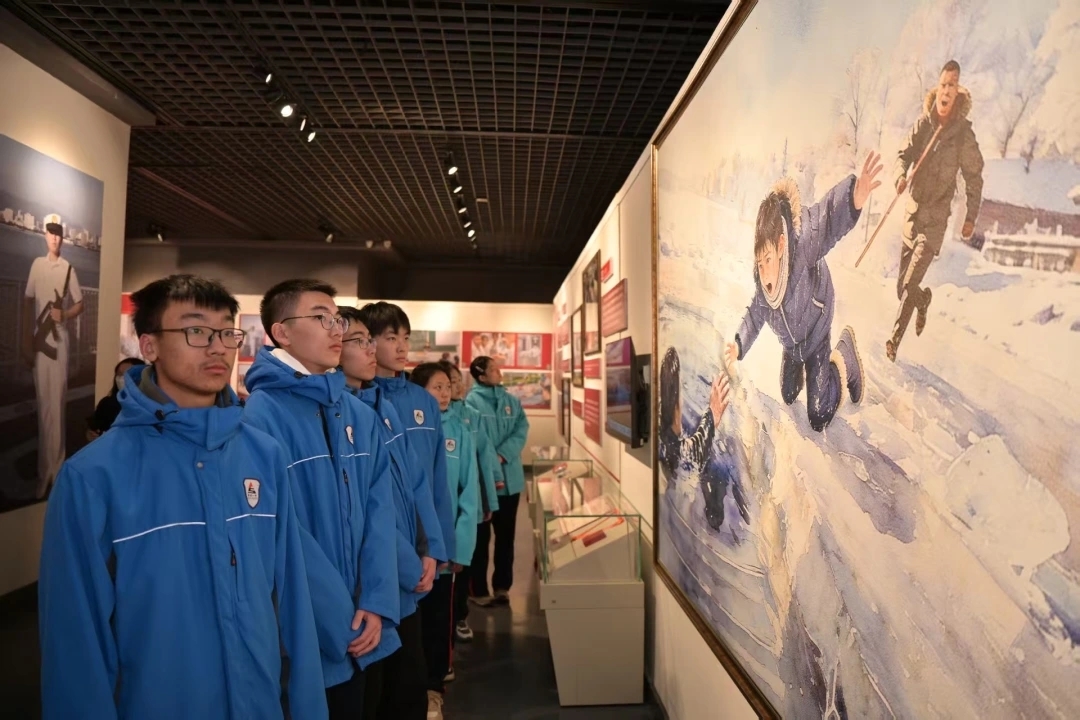 抚顺当地学生和志愿者来观看金城龙先进事迹展