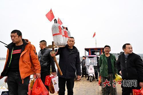 带着“板凳龙”乘船的村民。