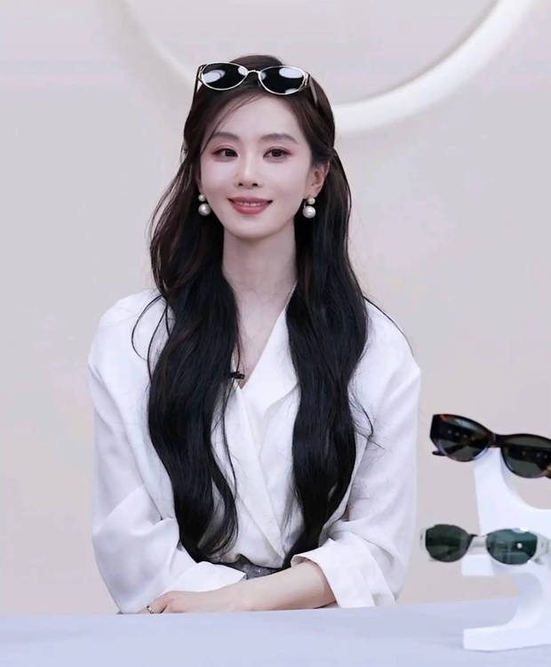 搜狐娱乐讯 近日，刘诗诗亮相活动。她换多副眼镜搭配白衫黑卷发，造型知性又时髦，气质出众。